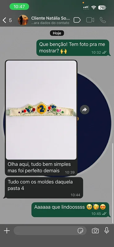 Print de conversa no WhatsApp com a cliente Natália, mostrando a foto de uma coroa de feltro creme com o número 2 em azul, balões e flores, e a mensagem: Olha aqui, tudo bem simples mas foi perfeito demais