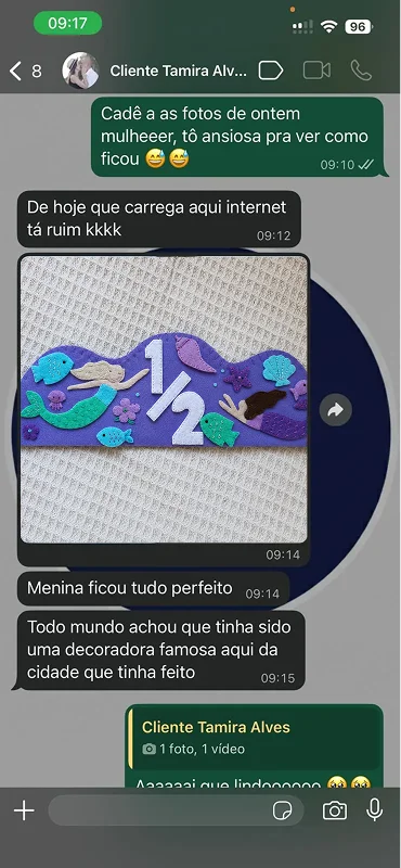 Print de conversa no WhatsApp com a cliente Tamira, mostrando a foto de uma coroa de feltro roxa com 1 barra 2 em branco, sereias e peixes, e a mensagem: Menina ficou tudo perfeito